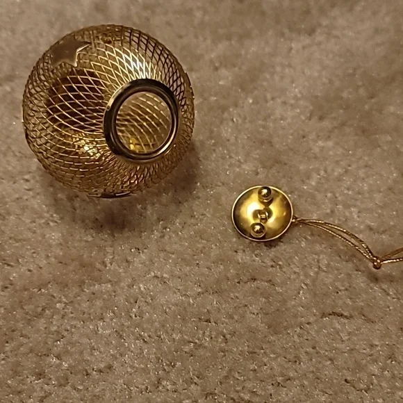 Vintage Christmas Gold Mesh With Stars Surprises Ball Ornament - Picture 4 of 4